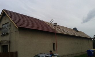 Rekonstrukce taškové střechy za plechovou