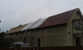 Rekonstrukce taškové střechy za plechovou