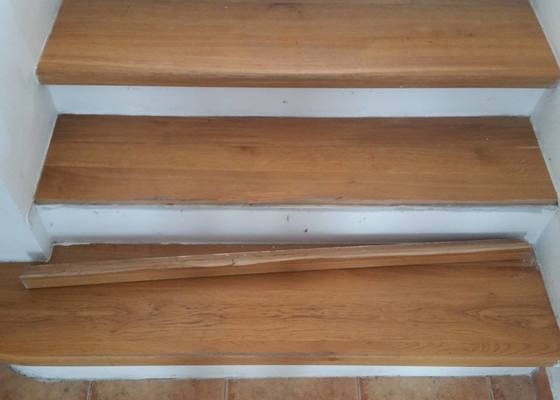 Oprava dřevěného schodiště (2 schody)