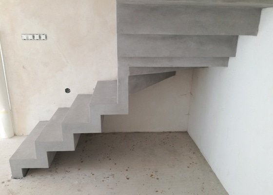Betonová stěrka na schody a krb