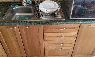 Výměna kuchyňské pracovní desky a instalace drezu, mycky - stav před realizací