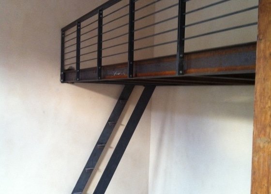 Konstrukce kovového patra na spaní do činžovního domu