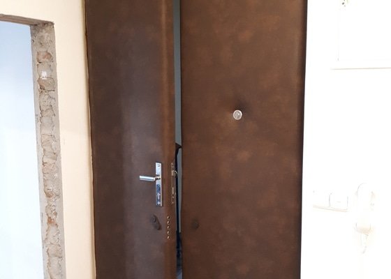 Čalounění dvoukřídlých  vysokých dřevěnných dveří ve starém domě
