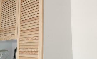 Korpus vestavné skříně z laminátu bílé barvy + připevnění hotových lamelových dveří a úchytek