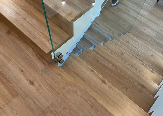 Dodání a pokládka vinylové clic podlahy + vinylových schodů