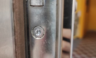 Vyndání zaseklého šroubu ve vložce vchodových dveří - stav před realizací