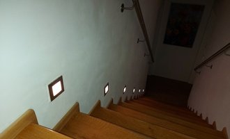 Úprava krajů 2 interiérových schodišť v řadovém domě (celkem 28 schodů)