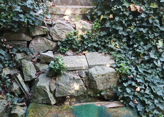 Renovace kamenných schodů na zahradě