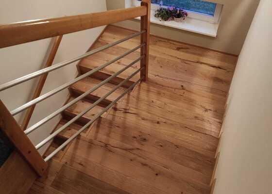 Obložení schodů třivstvou dřevěnou podlahou