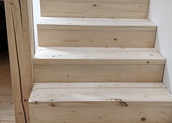 Broušení a lakování dřevěných schodů v rodinném domě