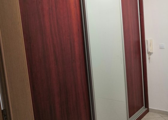 Renovace vestavěné skříně - výměna dveří