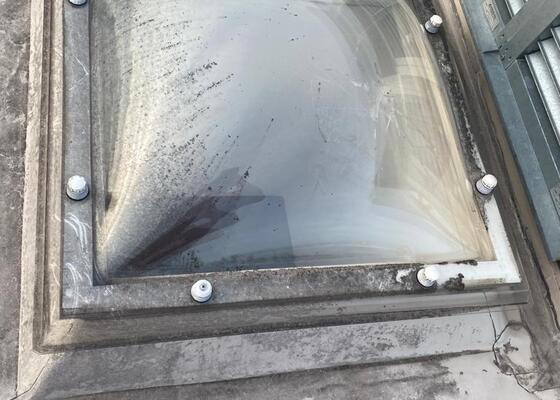 Výměna kopulového světlíku s izolačním sklem na střeše bytového domu