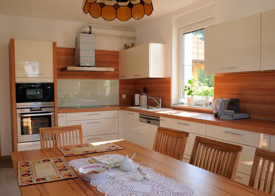 Kuchyně v rekonstruovaném domku na okraji Plzně