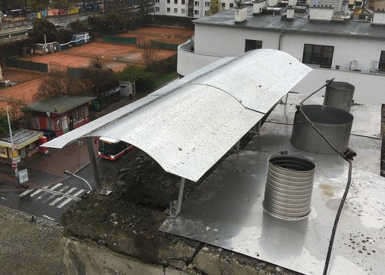 Oprava komínů, zakrytí komínů na střeše bytového domu na Podolí, Praha 4