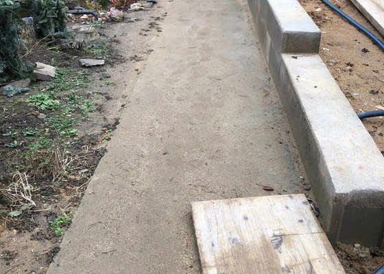 Rozbití betonového chodníku a schodů s odvozem materiálu