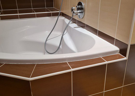 Plumbing services - cleaning drains, and fixing leaks on the bath tap, and underfloor heating tap. - stav před realizací