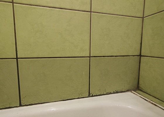 Oprava obkladů v koupelně kvůli zatékání za vanu