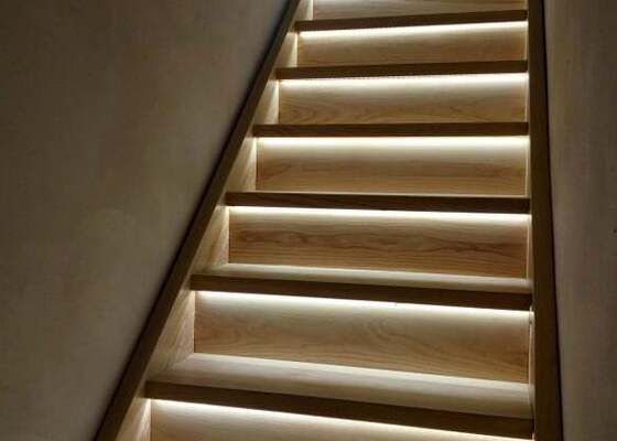 Dřevěné schodiště s podsvícením