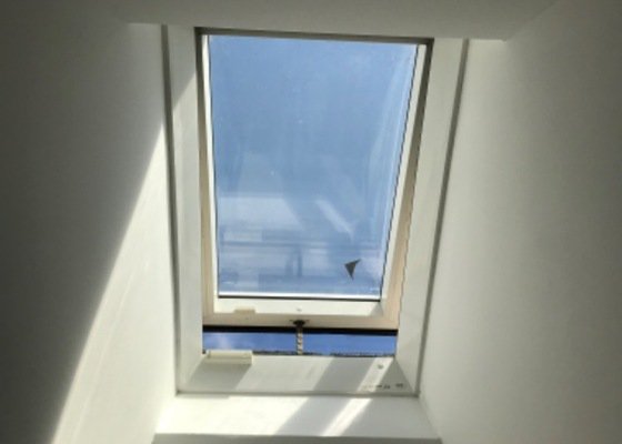 Rolety na střešní okna (Velux, elektrická)