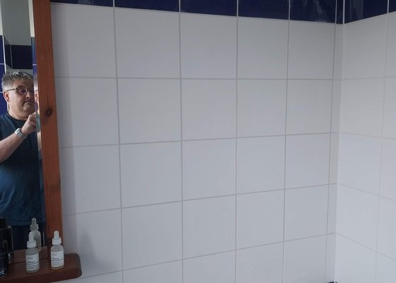 Oprava odpouchlých dlaždic v koupelně