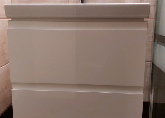 Koupelnová skříňka s umyvadlem - výměna