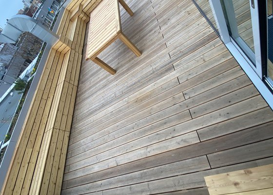 Výroba dřevěných lavic na terasu na míru o délce 17 m